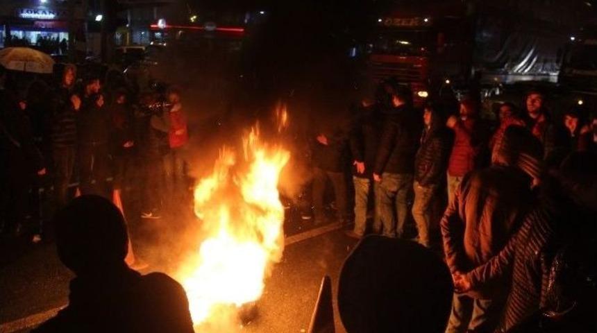 Maden Karşıtları Lastik Yakıp Yolu Ulaşıma Kapattılar