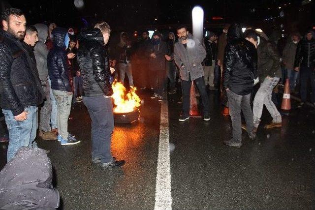 Maden Karşıtları Lastik Yakıp Yolu Ulaşıma Kapattılar