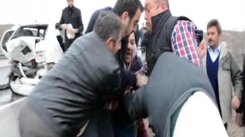 Otomobiline &Ccedil;arpan S&uuml;r&uuml;c&uuml;y&uuml; Tekme Tokat D&ouml;vd&uuml;