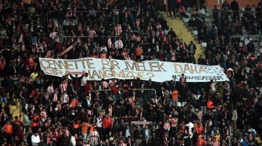 Adanaspor Taraftarı &lsquo;t&uuml;rkan Sarıkaya&rsquo; Pankartı A&ccedil;tı