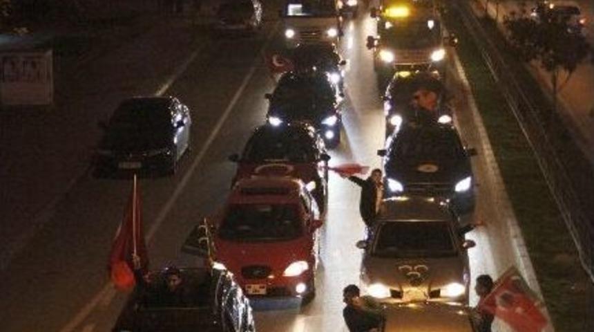 Terörü Lanetlemek İçin Araçlarıyla Caddelere Döküldüler