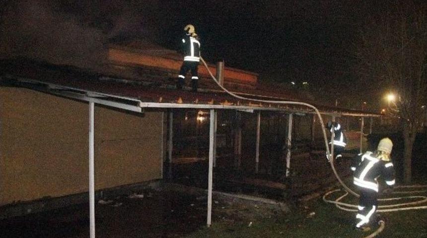 Salihli&rsquo;de Kafeterya Yangını