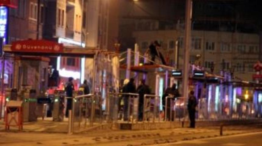 İntihar Etmek İ&ccedil;in Tramvay Durağına &Ccedil;ıktı