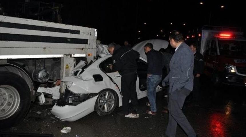 Yoldan &Ccedil;ıkan Otomobil Vince &Ccedil;arptı: 2 &Ouml;l&uuml;