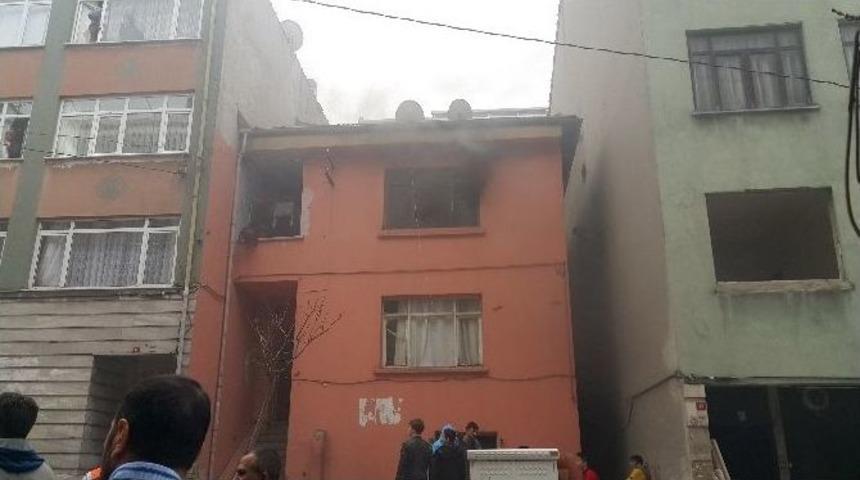 (&ouml;zel Haber) Mahalleli Yangında Mahsur Kalan Aileyi B&ouml;yle Kurtardı