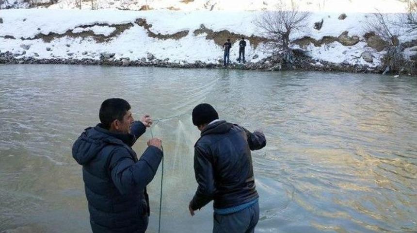 Paraş&uuml;tle Balık Avladılar