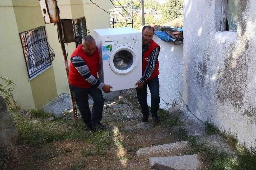 Bayraklı Belediyesinden Vatandaşlara &Ouml;rnek Yardım