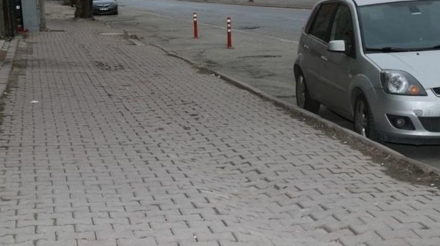 H&uuml;rriyet Mahallesi Cengiz Topel Caddesinde Bazalt Zeminli Otopark Ve Yaya Yolu &Ccedil;alışması