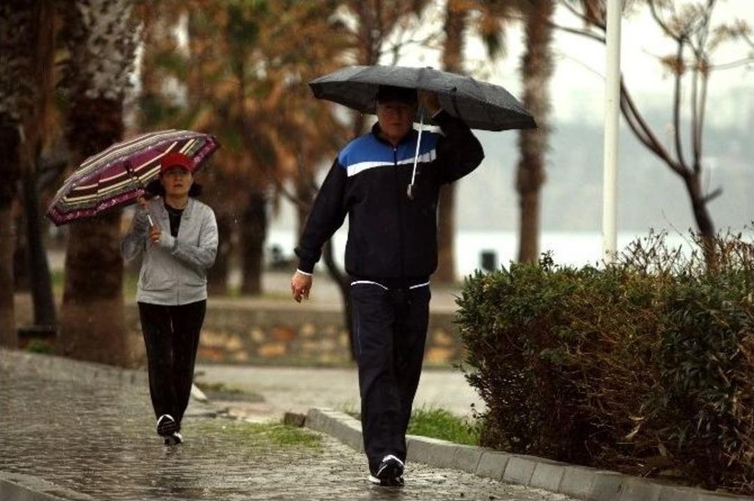 Antalya G&uuml;ne Yağmurla Uyandı