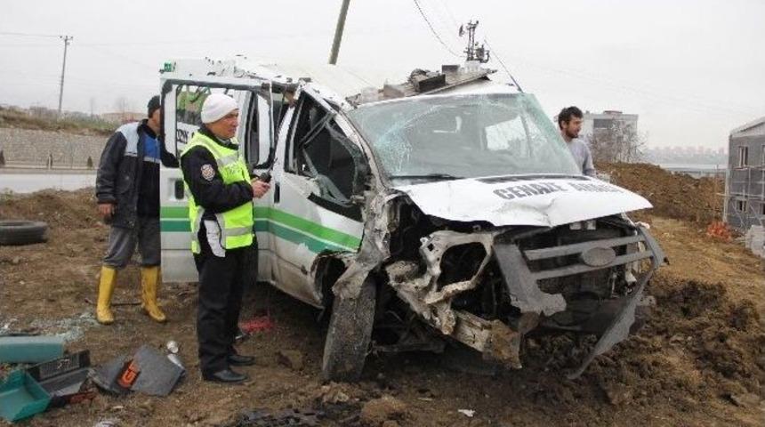 Cenaze Aracı Kaza Yaptı: 2 Yaralı