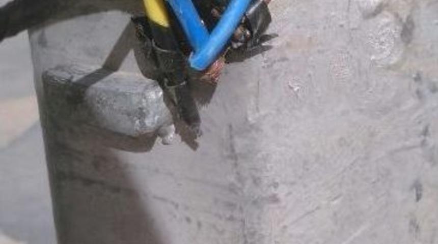 A&ccedil;ık Elektrik Kablosu Tehlike Sa&ccedil;ıyor