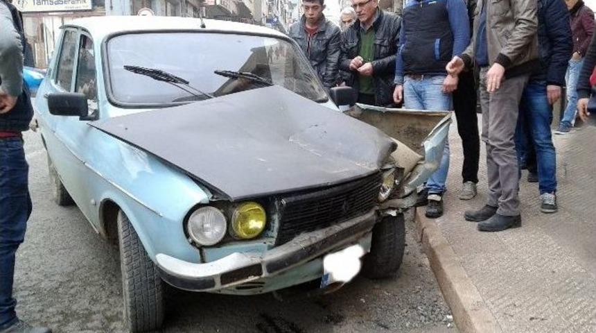 Freni Boşalan Otomobil Berber D&uuml;kkanına &Ccedil;arptı