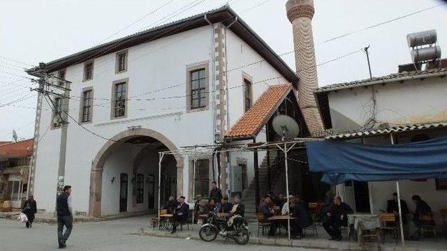 Burhaniye’de Tarihi Cami Restore Edildi