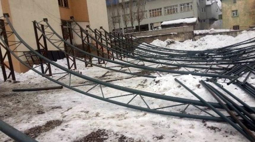 Ağrı&rsquo;da Halı Saha İskelesi &Ccedil;&ouml;kt&uuml;: 1 &Ouml;l&uuml;, 2 Yaralı