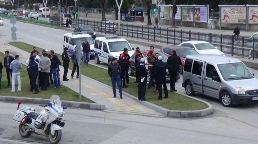 Bir Sürücü İle Tartışan Dolmuşçu Polislere Çarptı