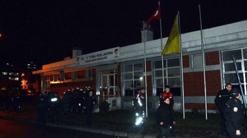 Trabzonsporlu Taraftarlar Sokağa D&ouml;k&uuml;ld&uuml;
