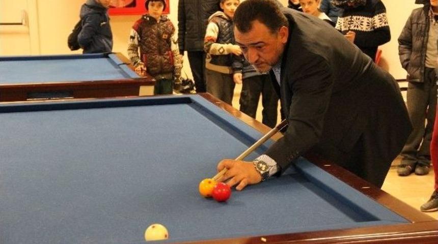 Ş&uuml;kr&uuml; Nazlı Bilardo&rsquo;da Gen&ccedil;lere Taş &Ccedil;ıkarttı