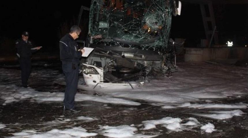 Otob&uuml;sler Aynı Gişeye Aynı Anda Girmeye Kalkınca Kaza Ka&ccedil;ınılmaz Oldu