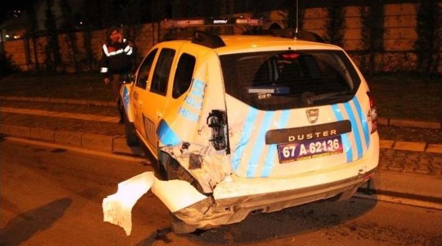 Alkoll&uuml; S&uuml;r&uuml;c&uuml; Polis Aracına &Ccedil;arptı