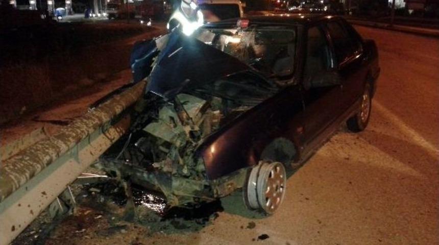 Otomobil Bariyerlere Saplandı: 1 Yaralı