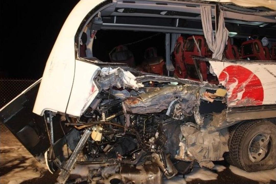 Aydın&rsquo;da Feci Kaza: 1 &Ouml;l&uuml;, 3&rsquo;&uuml; Ağır 12 Yaralı