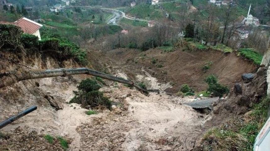 Rize&rsquo;de Meydana Gelen Heyelanda Cami Ve Evler Tehlike Altında