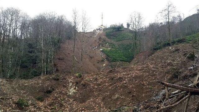 Rize’de Meydana Gelen Heyelanda Cami Ve Evler Tehlike Altında