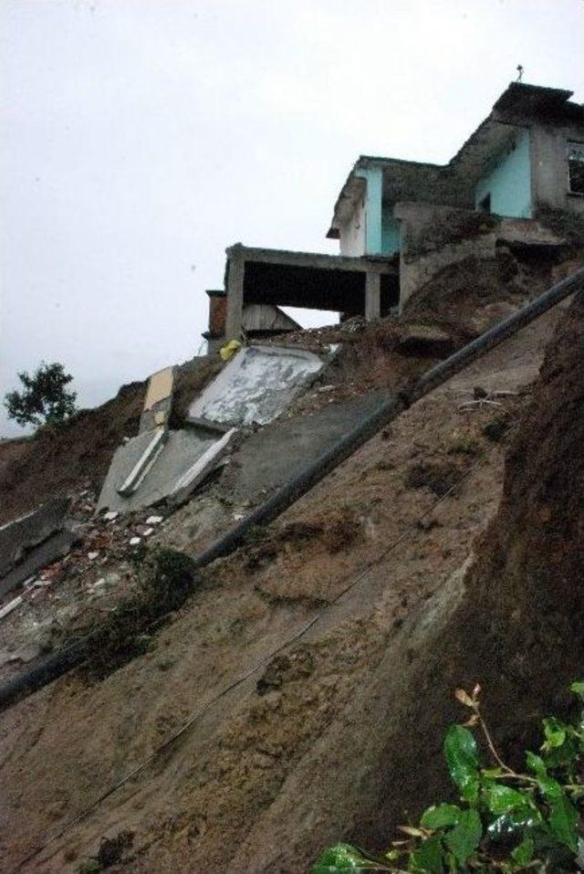 Rize’de Meydana Gelen Heyelanda Cami Ve Evler Tehlike Altında