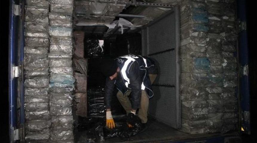 Pvc Y&uuml;kl&uuml; Tır&rsquo;da G&uuml;mr&uuml;k Ka&ccedil;ağı 161 Bin Paket Sigara Ele Ge&ccedil;irildi