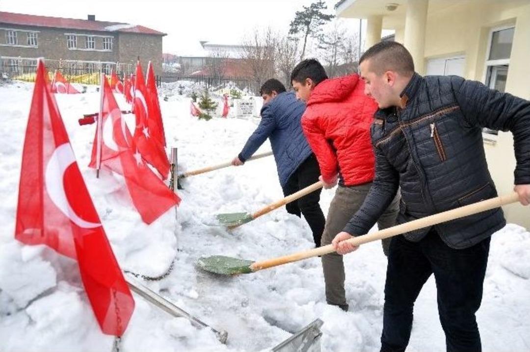 Muşlu Gen&ccedil;ler Ay Yıldızlı Bayrak A&ccedil;arak Şehitlerine Sahip &Ccedil;ıktı