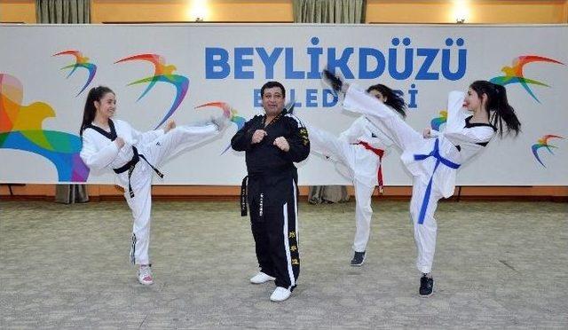 Taekwondoculara Kuşak Töreni Yapıldı