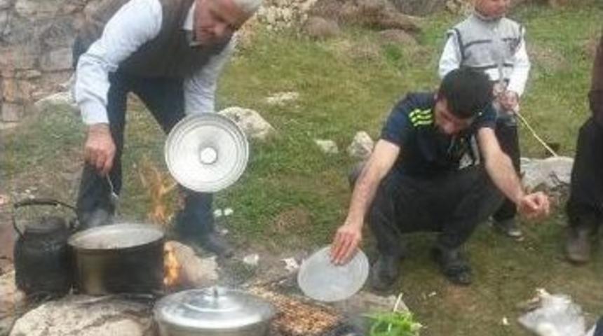 Şeyh İsmail T&uuml;rbesi Ziyaret&ccedil;i Akınına Uğruyor