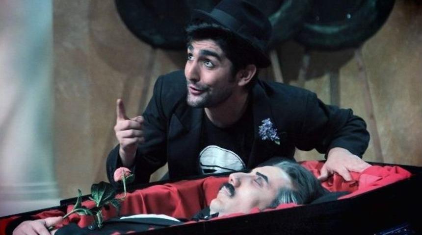 &lsquo;bu Ne Vasiyet&rsquo; Ayakta Alkışlandı