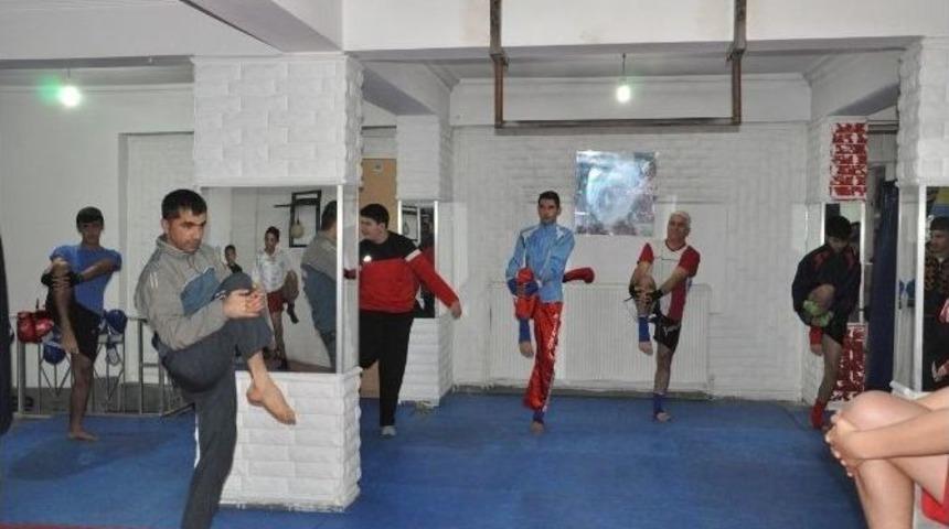 Tunceli&rsquo;de Kick Boks Kardeşlik M&uuml;sabakası