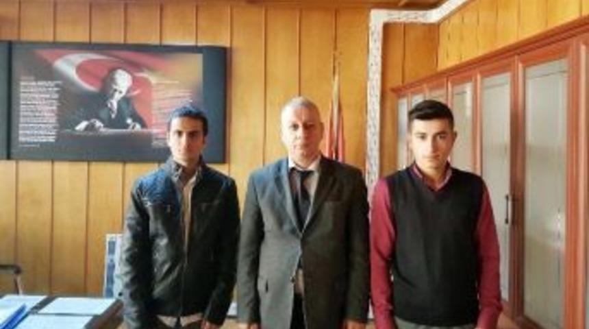 Lise &Ouml;ğrencisi Yolda Bulduğu 2 Bin Tl&rsquo;yi Sahibine Teslim Etti