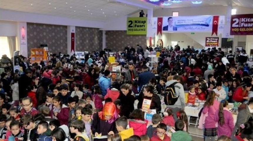 &Ccedil;an Belediyesi 2. Kitap Fuarı Sona Erdi