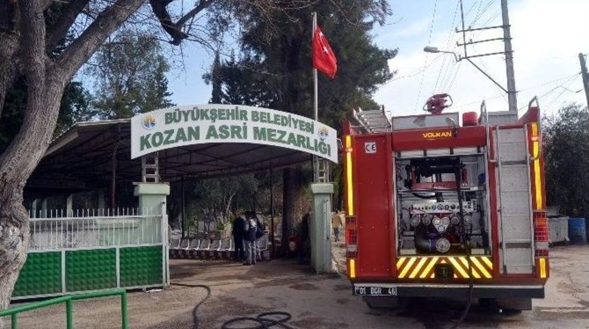 Mezarlıktaki Y&ouml;netim Binasında &Ccedil;ıkan Yangın Korkuttu