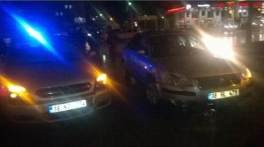 İki Otomobil &Ccedil;arpıştı: 1 Yaralı