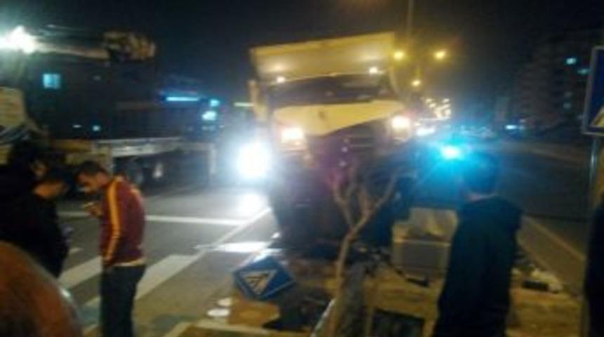 Batman&rsquo;da Kamyonet Sinyalizasyon Işıklarına &Ccedil;arptı: 1 Yaralı