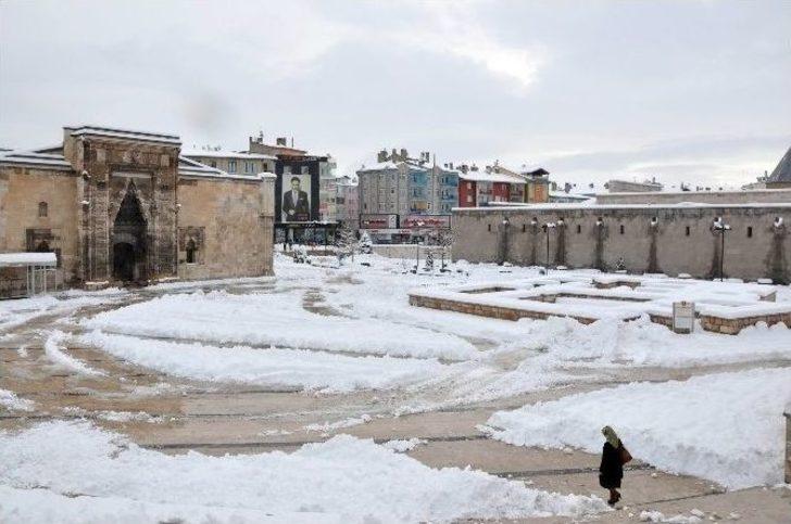 Sivas’ta 618 Köy Yolu Ulaşıma Kapandı G5