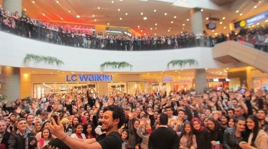 Pop M&uuml;ziği Sanat&ccedil;ısı Buray, İzmirliler&rsquo;le Buluştu