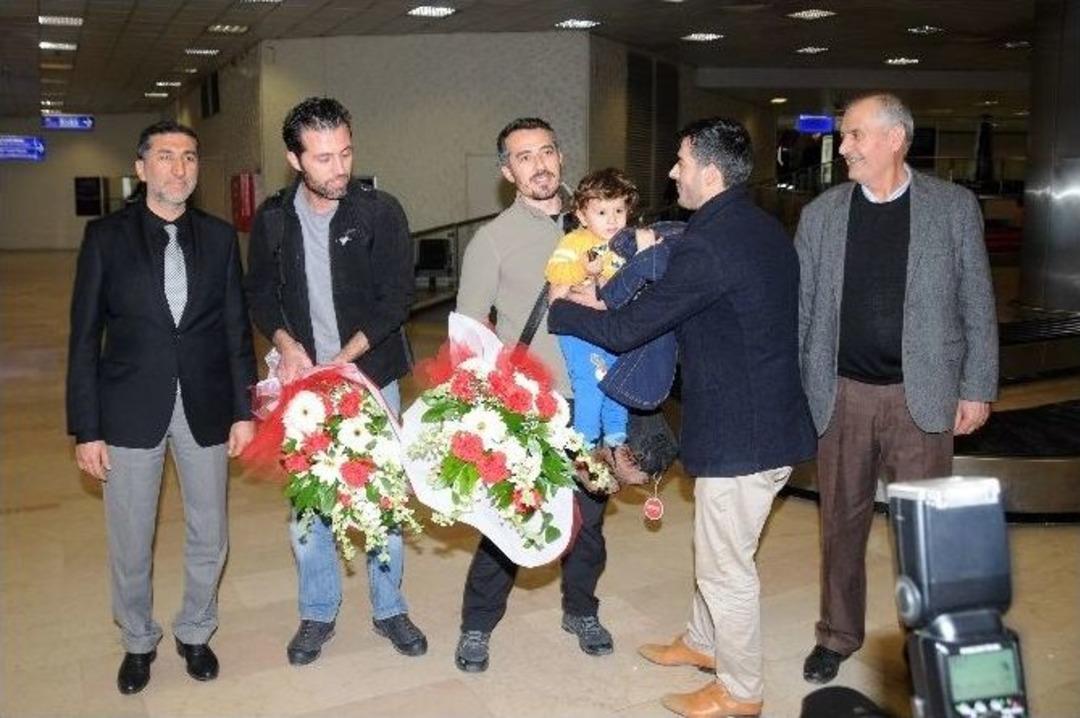 Serbest Bırakılan Gazeteciler İstanbul&rsquo;a Geldi
