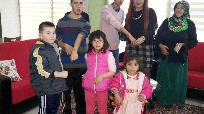 Engelli &Ccedil;ocuklara Sevgi İzi Yapıldı