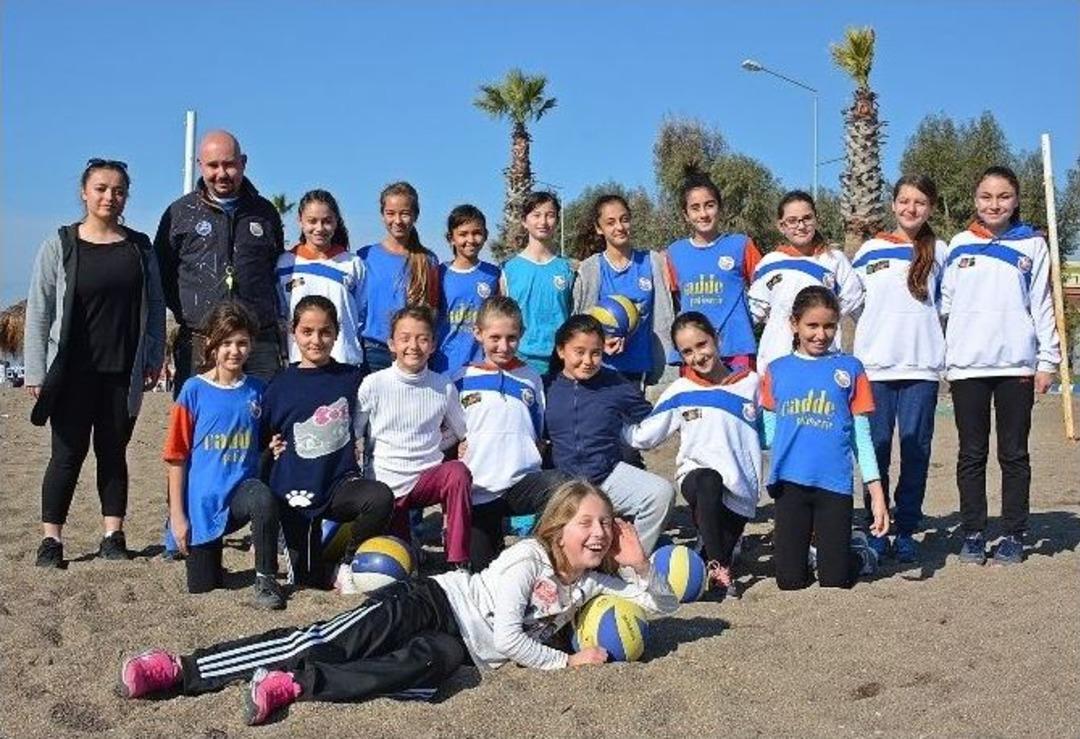 Salonları Sığınmacılara Tahsis Edilen Minikler Kumsalda Antrenman Yaptı