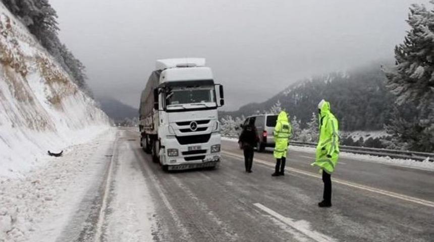 Sertavul Ge&ccedil;idinde Ulaşım G&uuml;&ccedil;l&uuml;kle Sağlanıyor