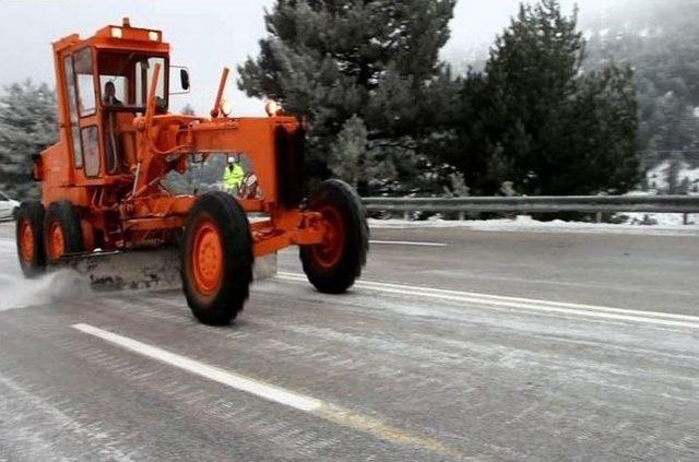 Sertavul Geçidinde Ulaşım Güçlükle Sağlanıyor