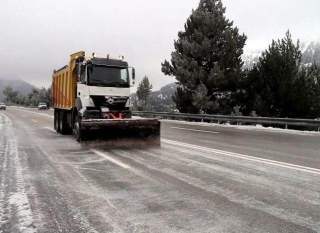 Sertavul Geçidinde Ulaşım Güçlükle Sağlanıyor