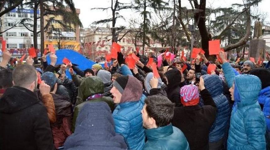 Trabzonspor Taraftarından Kırmızı Kartlı Protesto