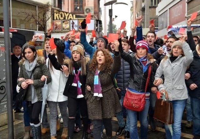 Trabzonspor Taraftarından Kırmızı Kartlı Protesto