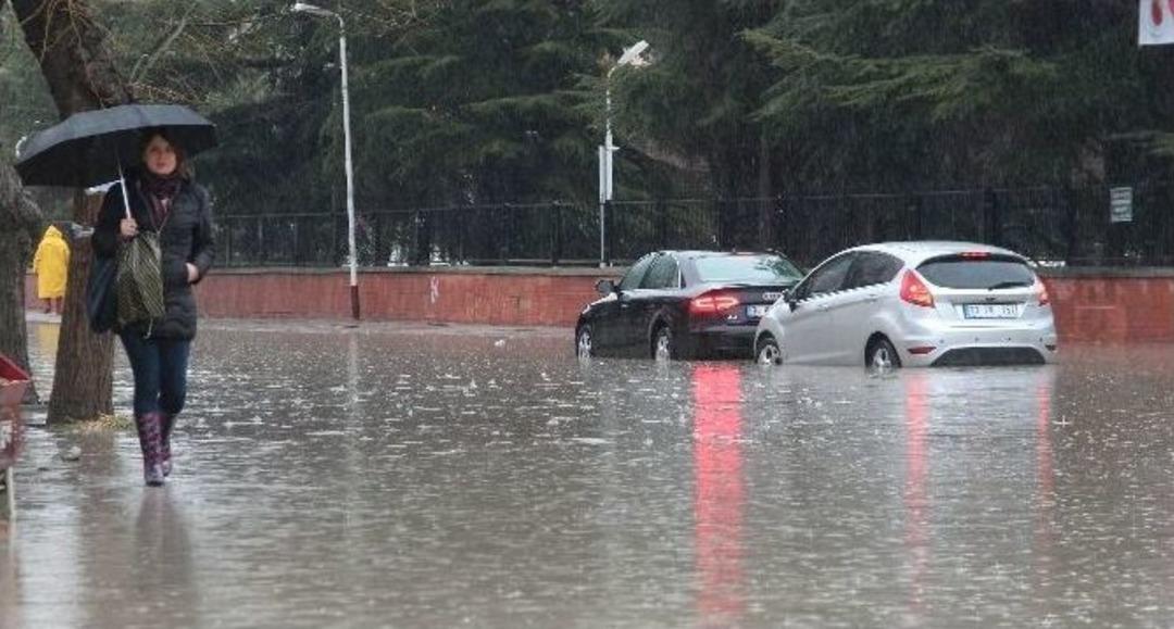 Elazığ&rsquo;da Sağanak Yağış Etkili Oldu